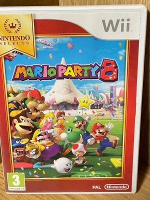 Mario Party 8 till Nintendo Wii - Mario Party 8 till Nintendo Wii är ett färgglatt partyspel där du tävlar i minispel med klassiska karaktärer som Mario, Luigi, Peach och Bowser. Spelet har flera olika spelbräden och stöder upp till fyra spelare. Omslaget är i plast och har tydliga Nintendo Selects-märkning. Nyskick