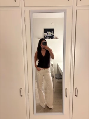 Vida vita jeans med medhög midja - Relativt nya jeans, använda fåtal gånger från NAKD. Ny pris 699.