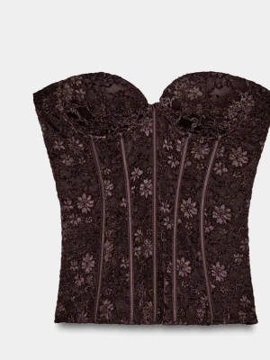 Korsett topp brun Zara - Supersnygg mörkbrun korsett med blommig spets och markerade sömmar framtill. Axelbandslös modell med vadderade kupor och hjärtformad urringning. Materialet är spets med blommönster som ger en romantisk vibe. Perfekt att styla till olika looks!HELT NY MED LAPP