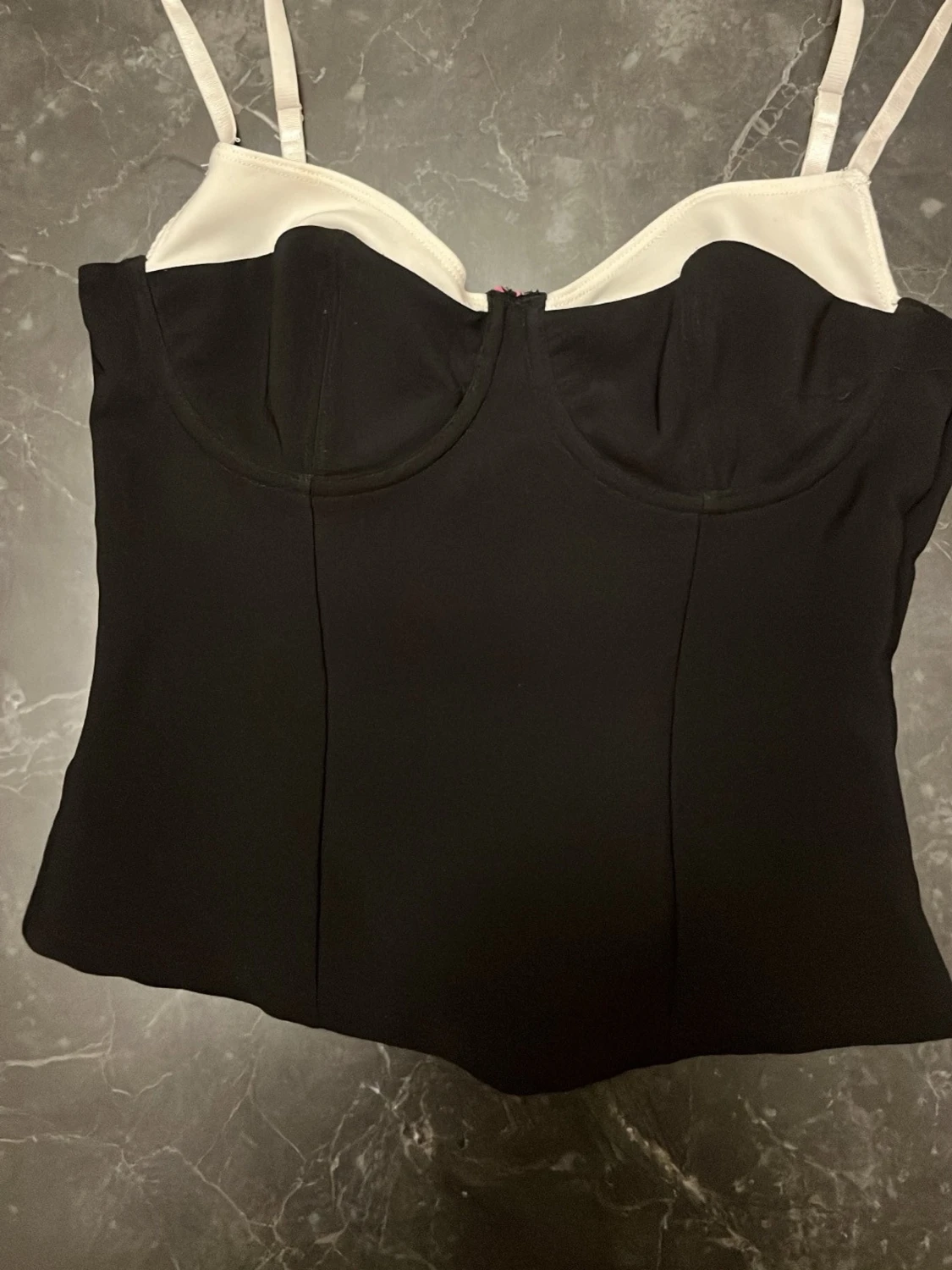 Svart och vit korsettlinne med bygel