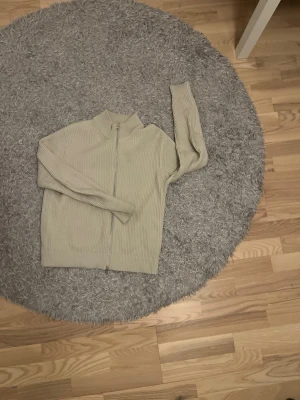 Stickad valient  - En fet beige cardigan/ stickad tröja i storlek S/M använd bara en gång. Har ingen nytta av tröjan. Hör av dig om du vill köpa