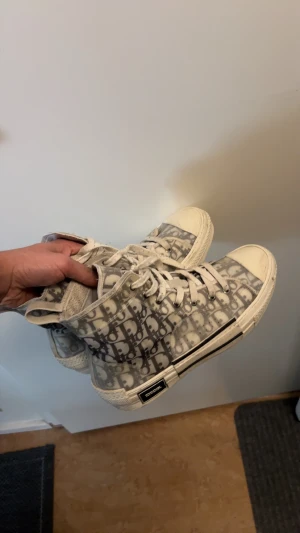 Dior B23 League high top sneakers - Skick 7,5/10, storlek 42, Sulan har jag inte och skorna ingår endast. givetvis autentiska, Väldigt snygga. Endast 1499.