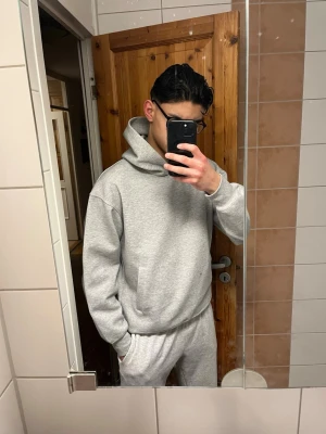Grå hoodie från UNIQLO - Säljer en Grå Hoodie från UNIQLO för endast 449 kr. Den är i väldigt bra skick och jätte bekväm. Kom privat för mer info.