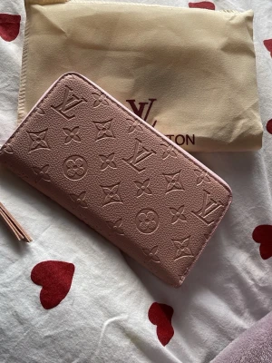 Stor rosa plånbok  - Rosa plånbok - inspirerad. Medföljer Dustbag. ❣️ plånboken är som ny men har fabriksfel på två ställen, mellan facken. Se bilder! INGET som påverkar funktionen men värt att nämna. ❄️Skickar med en extra LITEN gåva vid varje köp!