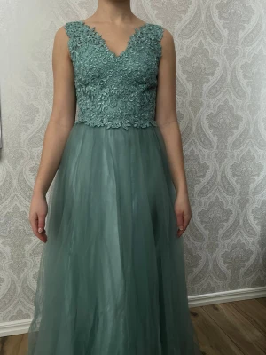 Balklänning  - Säljer en super fin balklänning från Mascara. Köpte den begagnad för ett år sedan och har endast använt den en gång. Klänningen har inga fläckar eller skador. Säljer den för 2000kr då jag köpte den för 2400kr. Jag har storlek S och är 167cm lång och den passar perfekt för mig. Jag har sytt upp axlarna på klänningen då den var lite för  stor. 