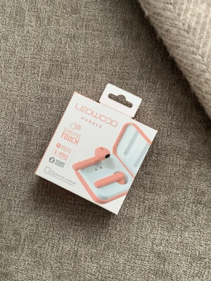 Rosa Ledwood Hubble trådlösa in-ear  - Nya, oöppnad förpackning! Snygga trådlösa in-ear hörlurar från Ledwood i en fräsch rosa färg. De har känslig touchkontroll, mikrofon för röststyrning och levereras med ett matchande laddningsetui. Passar både iOS och Android. Perfekta för musik, samtal och poddar.