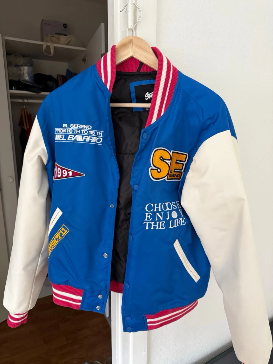 Blå och vit bomberjacka Pull and bear  - 1