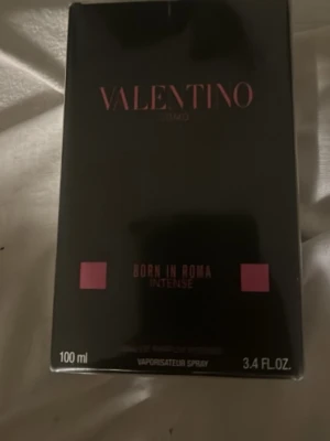 Valentino Born In Roma Intense 100ml - Valentino Born In Roma Intense är en exklusiv parfym i en elegant svart förpackning med rosa detaljer. Flaskan rymmer 100 ml och är designad för att sticka ut med sin lyxiga och moderna look. Perfekt för dig som vill ha en unik och intensiv doftupplevelse. Helt ny