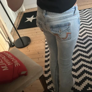 True Religion Joey Low Rise Flare Jeans - Säljer ett par ljusblå True Religion Joey jeans med låg midja och flare-ben. Nypris är 1599kr säljer för 900 till och börja med! 
