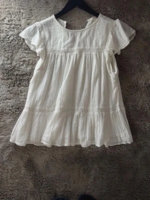 Blus Gina Tricot - Söt blus från Gina Young. Storlek 158/164 i mycket bra skick!!😋