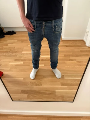 Replay anbass jeans - Ett par riktigt schyssta replay anbass, längd 32 och midja 28. Dem är både snygga och sköna och passar året runt!