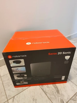 Roborock Saros 20 Sonic robotdammsugare - Säljer en Roborock Saros 20 Sonic robotdammsugare i originalkartong. Färgen på kartongen är svart och orange. Perfekt för smart städning hemma med avancerade funktioner och snygg design. Passar dig som vill ha det enkelt och rent.