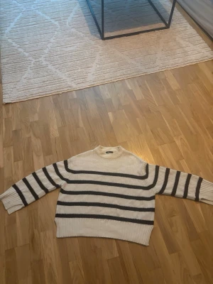Stickad tröja  - Stickad tröja från Gina tricot. Använd några gånger. Storlek: S