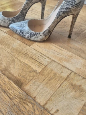 Sexiga Pumps  - Damskor Klassiska 11cm Sexiga spetsiga tå Höga klackar Dam Pumps Skor Faux Snake Print,använda endast inomhus,Stl:38 Märke:Loslandifen