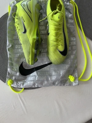 Nike mercurial Vapor 16 elite fg  - Nike mercurial Vapor 16 elite fotbollsskor med fg sulor. Sparsamt använda men lite missfärgning från konstgräs fram på tåboxen (grå/svart). Orginal kartong medföljer! Obs. Pris hos unisport.com är 3399kr.
