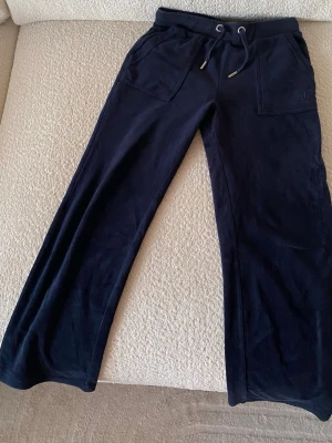 Mörkblå mjukisbyxor Juicy Couture strl 140/9-10 years  - Mörkblå mjukisbyxor från Juicy Couture. Storlek 9/10 years vilket enligt hemsidan är 140