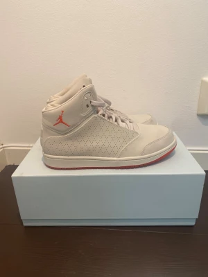 Air Jordan 3 Retro Beige - Jordan 3 retro sneakers i beige färg. Nyskick, endast testade. Storlek 43 och true to size. Köptes för 1700kr. Inget og medkommer. 
