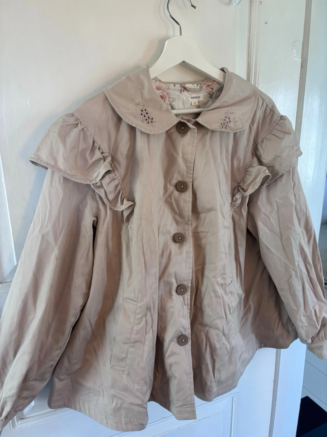 Beige kappa med volang från Newbie