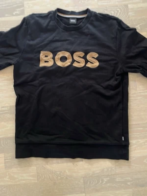 Svart sweatshirt från BOSS - Svart sweatshirt från BOSS i storlek M. Betalade 1600 vid köp. Skriv vid funderingar🤗🤝