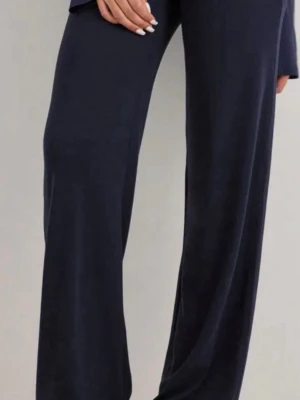 Mörkblå myspants från Nelly - Ej använda Supersköna mörkblå loungewear-byxor från Nelly i modellen My Chill Pants. Byxorna har en avslappnad passform med raka ben och är tillverkade i ett mjukt material som passar perfekt för hemmamys eller lata dagar.
