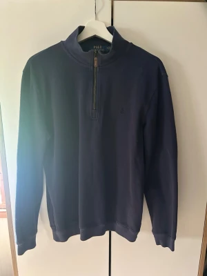 Mörkblå halvzip tröja från Polo Ralph Lauren - Säljer min hals zip från Ralph Lauren då jag inte använder den längre