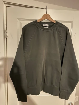 COS sweatshirt L - Mörkgrön sweatshirt från COS 