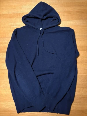 Kashmir hoodie  - Snygg merino/ kashmir från Braidbelt UF. Den är i fint skick i storlek M. Hör av er vid funderingar MVH 
