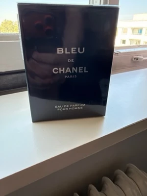 Bleu de Chanel Eau de Parfum - Bleu de Chanel Eau de Parfum Pour Homme i elegant mörkblå förpackning. Klassisk och stilren design med silvertext. Perfekt för dig som gillar exklusiva dofter och vill ha något tidlöst från ett ikoniskt märke.