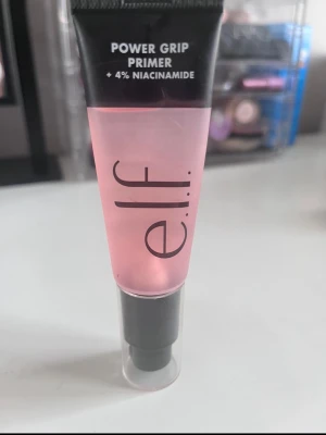 e.l.f. Power Grip Primer 4% Niacinamide - Power Grip Primer från e.l.f. med 4% niacinamid. Provad ca 5 gånger men fungerade tyvärr för min hud! Hör av er om ni har fler frågor! 🫶🏻