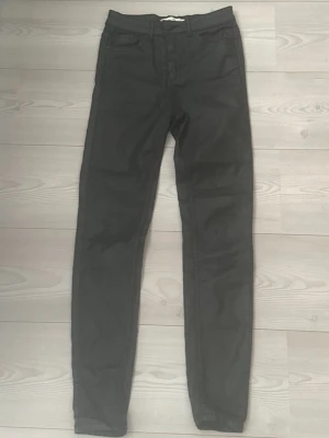 Leather slim fit jeans - Storlek XS, i bra skick!