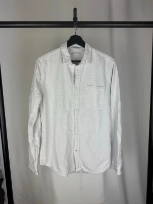 Samsoe skjorta vit - 🌸 INFO OM PLAGGET 🌸  ☑️ Märke: Samsoe ☑️ Storlek: Medium/Large ☑️ Färg: Vit ☑️ Skick: ⭐⭐⭐⭐⭐  ✨ Detaljer: ☐ Inga hål ☐ Inga fläckar ☐ Nytvättad ☐ Rökfritt hem ☐ Djurfritt hem  📏 Passform: ☑️ Normal  📦 Skickas snabbt. 💬 Skriv gärna om du vill ha fler bilder eller mått. 🤍 Paketrabatt vid köp av flera annonser. 🌟 Titta gärna på mina andra annonser!