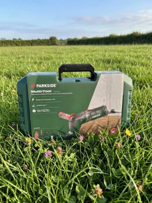 Parkside Multi-Tool PMFW 310 I6 - Multiverktyg från Parkside, modell PMFW 310 I6, i en robust grön plastväska med svart handtag. Perfekt för slipning, sågning och kapning. Verktyget är eldrivet och levereras med tillbehör för olika användningsområden.