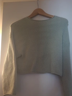 Ljusgrå stickad tröja från Zara - Säljer en ljusgrå stickad tröja från Zara i storlek 164 (13-14 år). Tröjan har en rak och något kortare passform med långa ärmar och grovstickad struktur. Perfekt för lager-på-lager och enkel att matcha med jeans eller kjol.