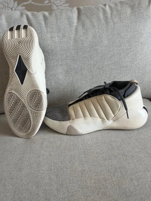 Adidas Harden Vol.7 Cream White Carbon Grey Denim - Detta är ett par basketskor i mycket bra skick. Storlek 48,5 EU, 14 US. Använt dessa ett få par gånger men dem funkar perfekt för snabba steg. Jättebra dämpning och stabilitet samt riktigt sköna skosnören!🏀⛹️‍♂️⛹️‍♀️