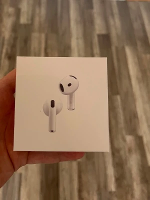 Apple AirPods 4 ANC oöppnad - Säljer ett helt nytt och oöppnat par Apple AirPods 4 med aktiv brusreducering (ANC). Produkten har aldrig öppnats eller använts.  Jag har fått dem i present men har ingen användning för dem, därför säljer jag dem vidare.  Priset är satt lågt för en snabb och smidig affär. Först till kvarn gäller.  • Helt ny och oöppnad • Originalförpackning • Aldrig använd  Skicka gärna ett meddelande om du har några frågor.
