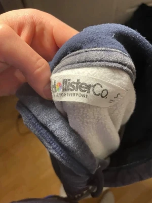 Blåvit hoodie från Hollister - Säljer en snygg hoodie från Hollister i storlek S. Väldigt unik. Hör av dig vid minsta fundering 