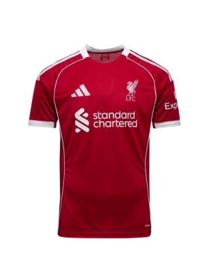 Liverpool röd matchtröja Adidas - Snygg röd Liverpool matchtröja från Adidas med vita detaljer och klubbens logga på bröstet. Tröjan har korta ärmar, vit krage och vita ränder längs axlarna. Tillverkad i ett lätt och funktionellt material som passar perfekt till träning eller match.