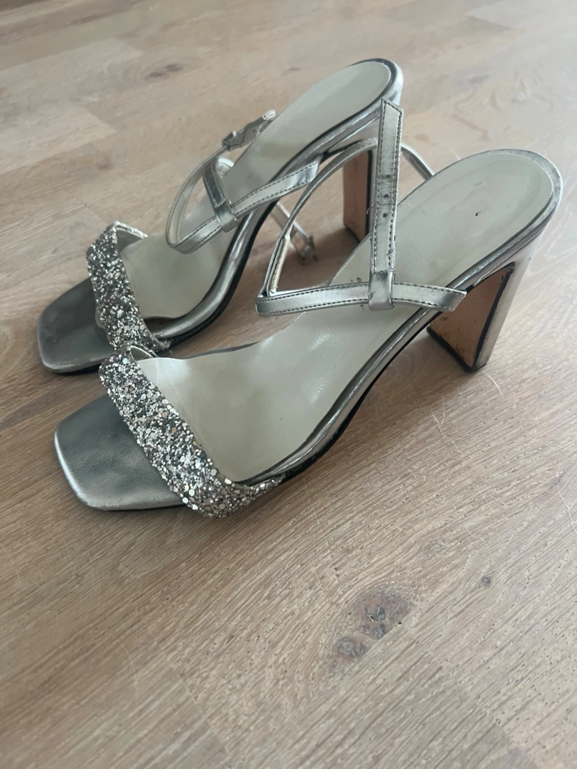 Silvriga pumps med glitterdetaljer - 1