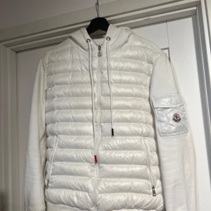 Vit moncler cardigan - Säljer en moncler cardigan i storlek XL men sitter som en M. Använd men gott skick, smutsig men går nog bort i tvätten. Nått litet hål men syns inte på. Kom privat för frågor.