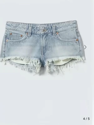 Weekday shirts low waist - Snygga ljusblå jeansshorts med fransig, rå kant och klassisk femficksmodell. Shortsen har låg midja och är perfekta för varma sommardagar. De är tillverkade i bomull och har en avslappnad, loose passgorm 🩷🤗