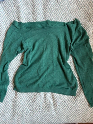 Grön offshoulder stickad topp - Beautiful green color. This off shoulder top has Long sleves and a very cute and comfortable look. Super fashion!