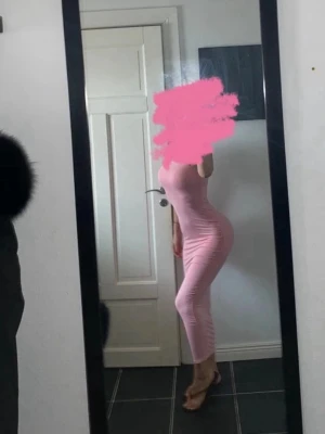 Ljusrosa tight långklänning - Säljer en ljusrosa långklänning i tight passform. Klänningen är ärmlös och har en enkel, stilren design som framhäver figuren. Perfekt för dig som gillar minimalistisk och trendig stil.