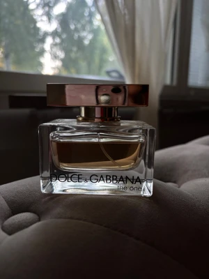 DOLCE & GABBANA the one 50 ml, parfym - Dolce & Gabbana The One, 50 ml. Parfymen är endast använd ett fåtal gånger (ca 4 spray), så den är i princip som ny.  Doftar väldigt gott, men är tyvärr inte min typ av parfym.                                                                            Originalpriset är 1 340 kr och finns på sista bilden. Mitt pris är 900 kr men jag kan gå ner till 850 kr och det är fasta priset.
