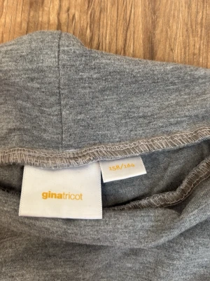 Grå leggings från Gina Tricot - Yoga pants Grå leggings från Gina Tricot i mjukt och stretchigt material. Modellen har flared och bred resår i midjan för extra komfort. Perfekta för en avslappnad och trendig look. Knappast andävnda så jag ej gilla färgen 