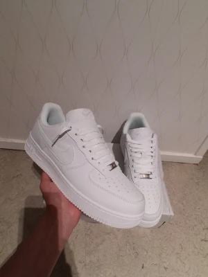 Air Force 1 - Säljer ett par helt nya Air Force 1 vit storlek 44 passar inte mig, för 849kr. Nypris 1500kr. Kommer med boxen. Har ni funderingar eller är sugen skriv till mig.