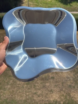 Iittala Alvar Aalto skål 35x6CM Rostfritt Stål - Säljer ett jättefint och ikoniskt fat från Iittala i rostfritt stål (Alvar Aalto). Det här är den stora och djupa varianten som är ca 35 cm bred och 6 cm djup, så den rymmer massor och är perfekt som fruktfat på bordet. Nypris ligger runt 1890kr och jag har lagt upp den för 749kr men priset går att diskutera.