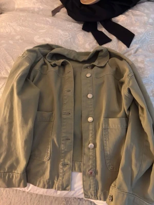 Grön jeansjacka  - Grön jeansjacka i storlek S/M men passar mig som brukar ha xs/s, inga defekter och använd några få gånger 