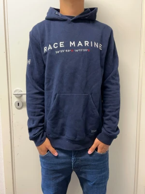 Race Marine hoodie - Hoodie från Race Marine. Nyskick använd fåtal gånger. Modellen är 173cm, 64kg. Pris kan diskuteras!!