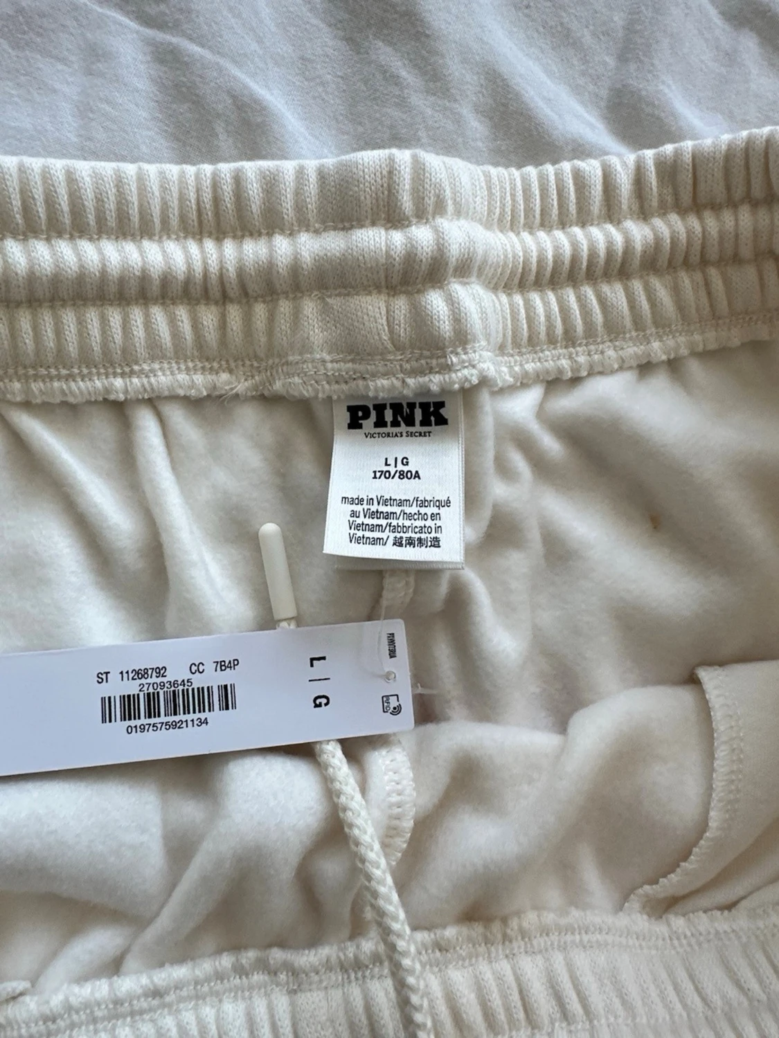 Vita shorts med röd text och cowboy-boot från Pink - 4
