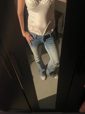 Blå bootcut jeans med låg midja - Säljer ett par blå bootcut jeans med låg midja o utsvängda💕 strlk M i Gina 14+ men passar mig som vanligtvis har 36/Small på jeans 